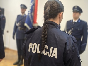policjanci w mundurach na uroczystości ślubowania
