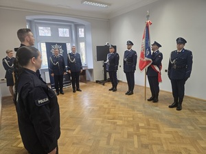 policjanci w mundurach na uroczystości ślubowania
