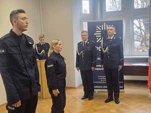 policjanci w mundurach na uroczystości ślubowania