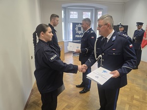 policjanci w mundurach na uroczystości ślubowania