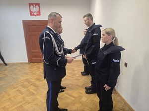 policjanci w mundurach na uroczystości ślubowania