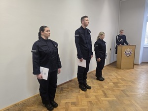 policjanci w mundurach na uroczystości ślubowania