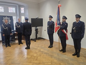 policjanci w mundurach na uroczystości ślubowania