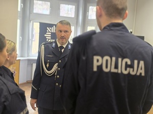 policjanci w mundurach na uroczystości ślubowania