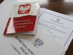 policjanci w mundurach na uroczystości ślubowania