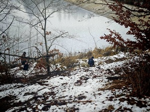 policjanci umundurowani w lesie zimą, szkolenie z poszukiwania osób zaginionych