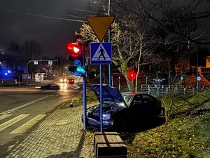 uszkodzony samochód na chodniku