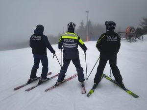 policjanci , patrole narciarskie na stoku w Czarnej Górze