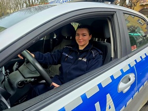 policjantka w radiowozie