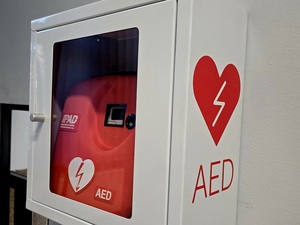 AED zamontowane w Komendzie Powiatowej Policji w Ząbkowicach Śląskich