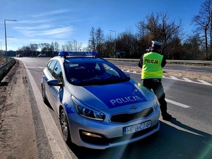 policjanci z ręcznymi miernikami prędkości, działania prędkość