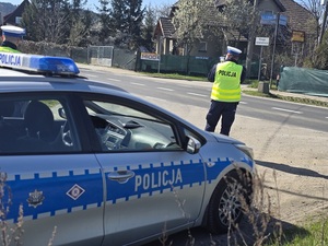 policjanci z ręcznymi miernikami prędkości, działania prędkość