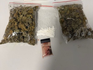 marihuana w woreczkach strunowych, po środku w woreczku amfetamina