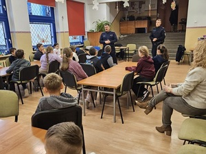 spotkanie policjantów , dwóch umundurowanych w szkole z dziećmi