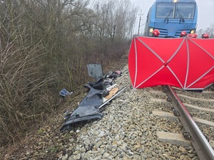 miejsce wypadku, pociąg, tory części samochodu osobowego