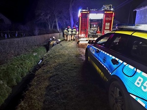 zdarzenie drogowe, policja, straż pożarna noc, samochód osobowy w rowie