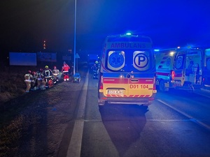 służby na drodze, noc, wypadek