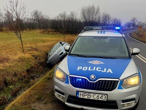 samochód w rowie, radiowóz