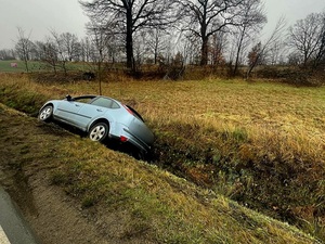 samochód osobowy w rowie