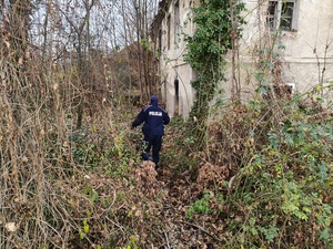 działania policjantów w ramach akcji zima, sprawdzanie pustostanów