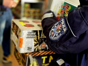 kontrole punktów sprzedaży materiałów pirotechnicznych przez policjantów