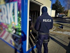 kontrole punktów sprzedaży fajerwerków przez umundurowanych policjantów