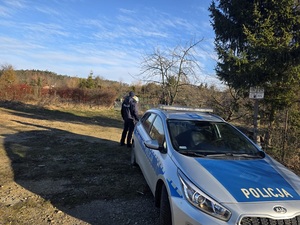 policjanci sprawdzają miejsca gdzie mogą przebywać osoby zagrożone w ramach akcji zima