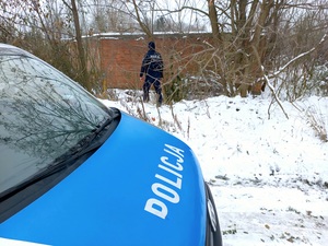 policjanci sprawdzają miejsca gdzie mogą przebywać osoby zagrożone w ramach akcji zima