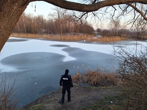 policjanci sprawdzają miejsca gdzie mogą przebywać osoby zagrożone w ramach akcji zima