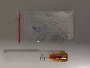 biały proszek w woreczku strunowym -amfetamina