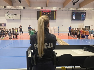 spotkanie policjantów z dziećmi podczas zawodów sportowych