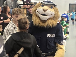 spotkanie policjantów z dziećmi podczas zawodów sportowych