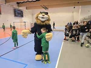 spotkanie policjantów z dziećmi podczas zawodów sportowych