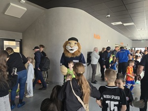 spotkanie policjantów z dziećmi podczas zawodów sportowych