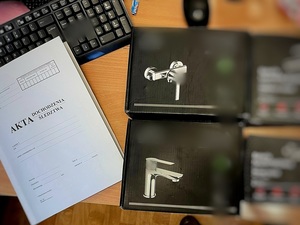 akta, klawiatura i odzyskana armatura sanitarna