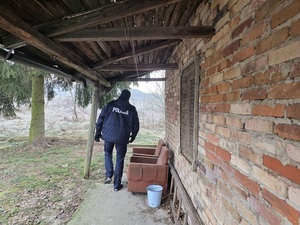 umundurowany policjant sprawdza miejsca gdzie mogą przebywać osoby narażone na wychłodzenie