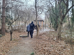 umundurowany policjant sprawdza miejsca gdzie mogą przebywać osoby narażone na wychłodzenie