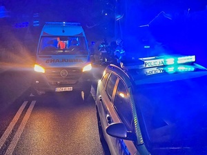 uszkodzony samochód osobowy, służby udzielające pomocy, noc