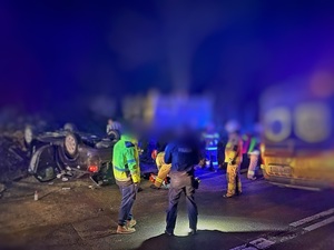 uszkodzony samochód osobowy, noc, służby