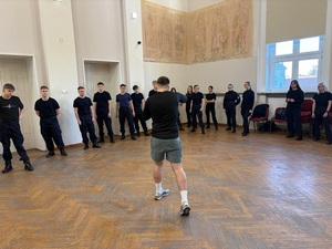 szkolenie prowadzone przez nieumundurowanego policjanta w klasach mundurowych