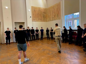 szkolenie prowadzone przez policjanta, nieumundurowanego dla uczniów klas policyjnych