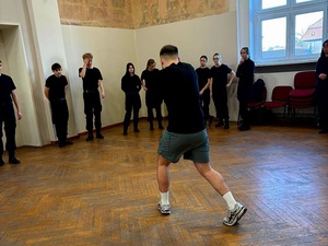 szkolenie prowadzone przez policjanta, nieumundurowanego dla uczniów klas policyjnych