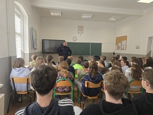 spotkanie policjantów z dziećmi w szkole podstawowej w Stolcu