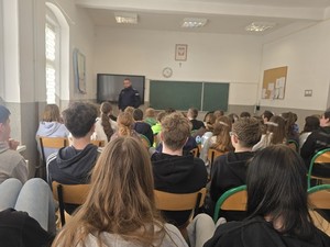 spotkanie policjanta z młodzieżą w szkole