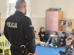 spotkanie policjanta z dziećmi w szkole