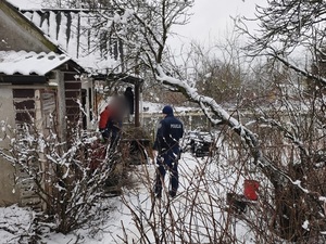 policjant, umundurowany prowadzi działania w ramach akcji Zima
