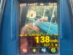 zdjęcie z urządzenia pomiarowego, samochód osobowy, prędkość 138 km/h