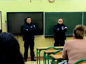 policjanci umundurowani w szkle na spotkaniu z rodzicami