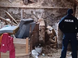 działania w ramach akcji Zima, umundurowany policjant sprawdza pustostany pod kątem osób potrzebujących