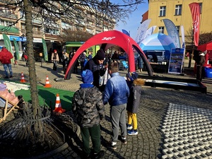 policjantka podczas Przebojowej Zimy z Radiem Zet na ząbkowickim Rynku rozdaje dzieciom odblaski